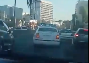 Περιπολικό ανοίγει δρόμο για να μεταφέρει έγκυο στο μαιευτήριο (ΒΙΝΤΕΟ)