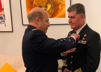 Επίσημη επίσκεψη αρχηγού ΓΕΝ στη Γαλλία όπου του απονεμήθηκε το μετάλλιο του Ιππότη του Τάγματος της Τιμής