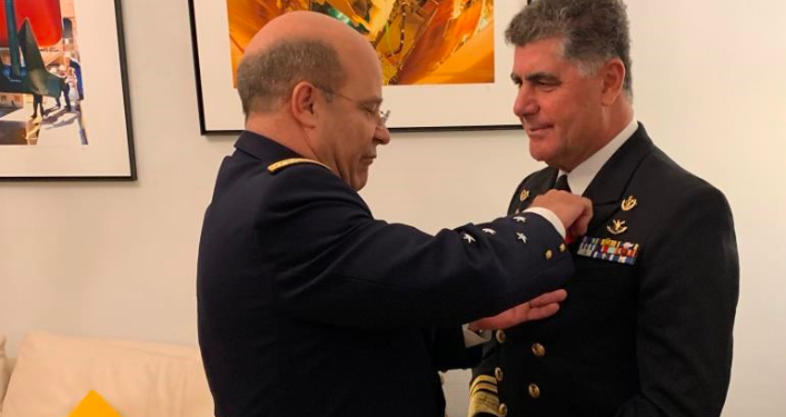 Επίσημη επίσκεψη αρχηγού ΓΕΝ στη Γαλλία όπου του απονεμήθηκε το μετάλλιο του Ιππότη του Τάγματος της Τιμής