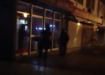 Επίθεση αντιεξουσιαστών σε κατάστημα μέλους της Χ.Α. (ΒΙΝΤΕΟ)