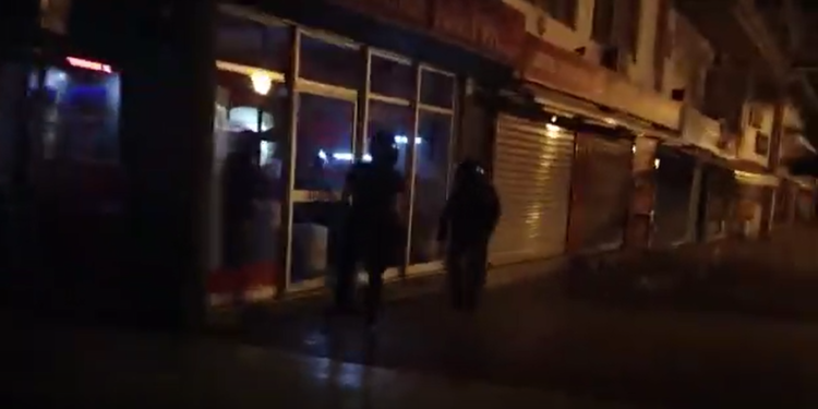 Επίθεση αντιεξουσιαστών σε κατάστημα μέλους της Χ.Α. (ΒΙΝΤΕΟ)