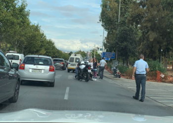 ΙΧ συγκρούστηκε με μοτοσικλέτα στη Λ. Βουλιαγμένης (ΦΩΤΟ)