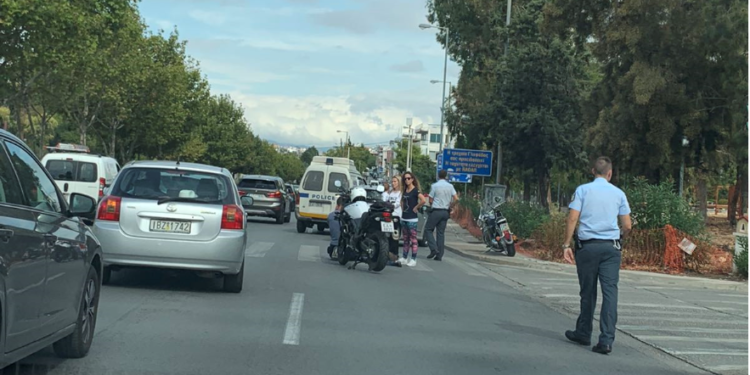 ΙΧ συγκρούστηκε με μοτοσικλέτα στη Λ. Βουλιαγμένης (ΦΩΤΟ)