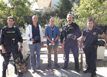 Εφοπλιστής δώρισε κράνη για τους αστυνομικούς της Κ-9