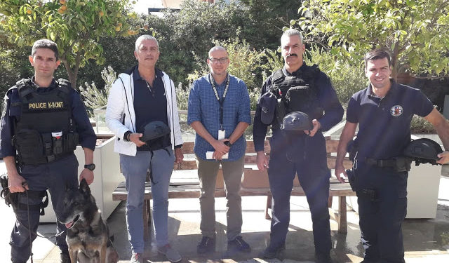 Εφοπλιστής δώρισε κράνη για τους αστυνομικούς της Κ-9