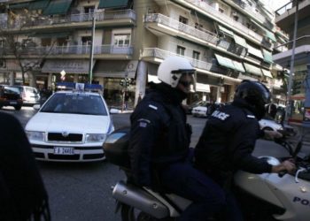 Εισέβαλαν με αυτοκίνητο σε κοσμηματοπωλείο στην Αρτέμιδα – 2 συλλήψεις μετά από καταδίωξη