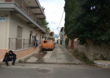 Μέγαρα: Κλείδωσε στο μπάνιο τον γιο για να σκοτώσει τους γονείς του