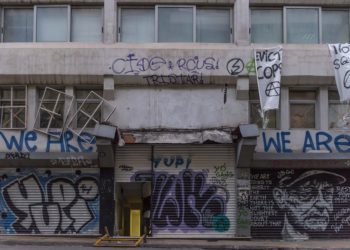 Ολοκληρώθηκε η αστυνομική επιχείρηση για την εκκένωση κτιρίου στα Εξάρχεια (ΦΩΤΟ)