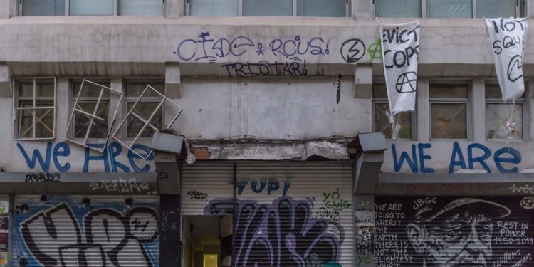 Ολοκληρώθηκε η αστυνομική επιχείρηση για την εκκένωση κτιρίου στα Εξάρχεια (ΦΩΤΟ)