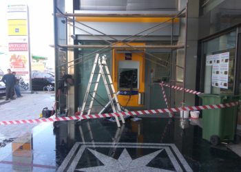 Εισβολή αγνώστων με αυτοκίνητο σε τράπεζα στον Άγιο Δημήτριο (ΦΩΤΟ)