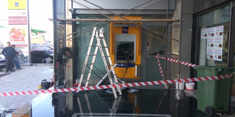 Εισβολή αγνώστων με αυτοκίνητο σε τράπεζα στον Άγιο Δημήτριο (ΦΩΤΟ)