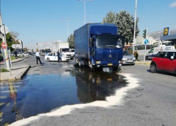 Με δυσκολία διεξάγεται η κυκλοφορία στη Λ. Βουλιαγμένης λόγω διαρροής λαδιού από φορτηγό (ΦΩΤΟ)