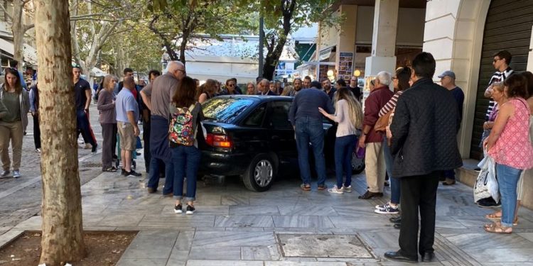 Παρ’ ολίγον τραγωδία στη Δ. Αρεοπαγίτου – Τραυματίστηκε μία γυναίκα με πατίνι (ΦΩΤΟ)