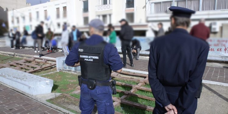 30 προσαγωγές και 4 συλλήψεις για παρεμπόριο στο κέντρο της Αθήνας (ΒΙΝΤΕΟ)