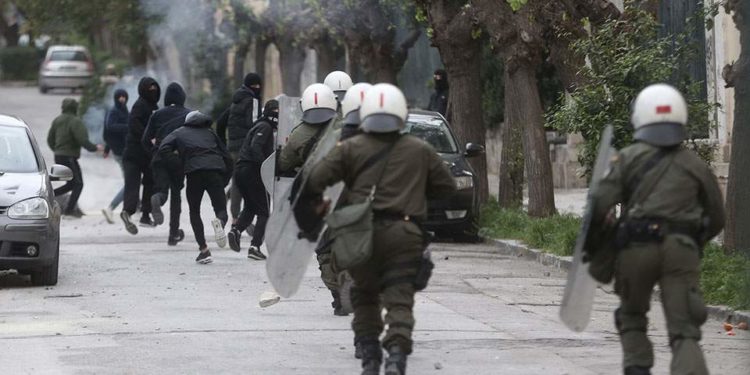 Μικροεπεισόδια στα Εξάρχεια μετά την πορεία των αντιεξουσιαστών