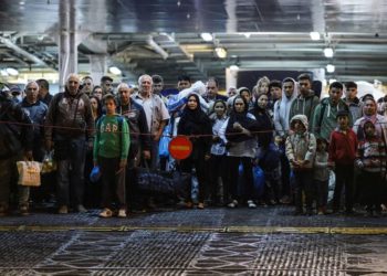 Στο λιμάνι του Πειραιά πρόσφυγες από νησιά του ανατολικού Αιγαίου