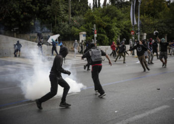 Ένταση στη μαθητική πορεία – Πέταξαν πέτρες και μολότοφ εναντίον των αστυνομικών