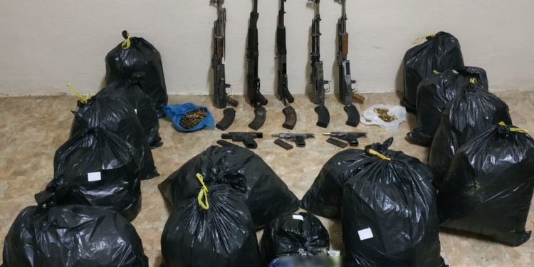 Συνελήφθησαν 2 μέλη εγκληματικής οργάνωσης για διακίνηση μεγάλης ποσότητας ακατέργαστης κάνναβης και όπλων