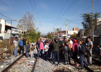 Λάρισα: Ρομά απέκλεισαν τις σιδηροδρομικές γραμμές στο μνημόσυνο 10χρονου μαθητή