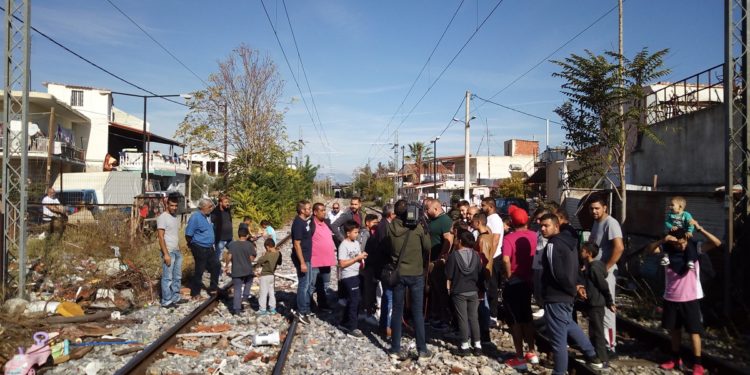 Λάρισα: Ρομά απέκλεισαν τις σιδηροδρομικές γραμμές στο μνημόσυνο 10χρονου μαθητή