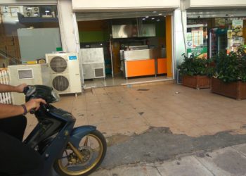 Νέα εισβολή με αυτοκίνητο σε κατάστημα στον Κολωνό (ΦΩΤΟ)