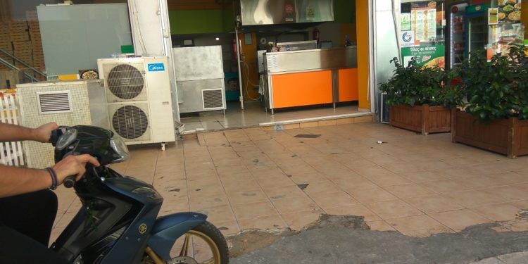 Νέα εισβολή με αυτοκίνητο σε κατάστημα στον Κολωνό (ΦΩΤΟ)