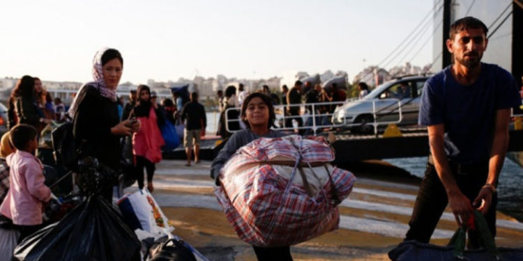 Στο λιμάνι του Πειραιά 76 μετανάστες και πρόσφυγες από νησιά του Αιγαίου