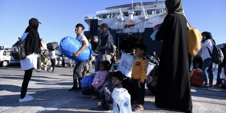 Στο λιμάνι του Πειραιά με το «Διαγόρας» 367 πρόσφυγες από τη Μυτιλήνη