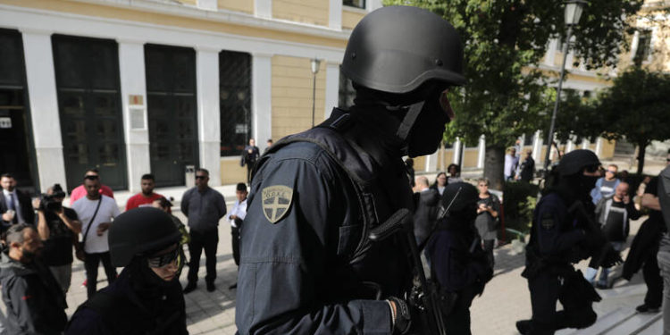Επεισόδια στα δικαστήρια της Ευελπίδων όπου απολογούνταν μέλη της Επαναστατικής Αυτοάμυνας