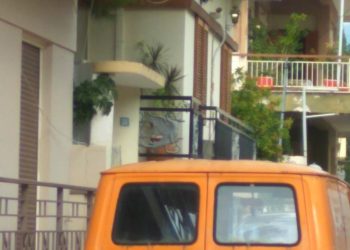 Μέγαρα: Κλείδωσε στο μπάνιο τον γιο για να σκοτώσει τους γονείς του