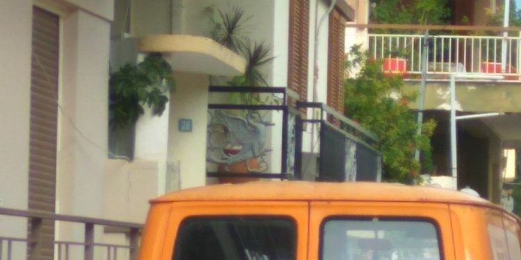 Μέγαρα: Κλείδωσε στο μπάνιο τον γιο για να σκοτώσει τους γονείς του