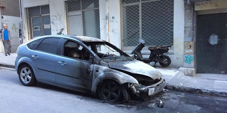 Θεσσαλονίκη: Φωτιά σε ΙΧ μετά από εμπρησμό