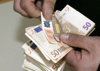 Τον έπεισε να δώσει 5.500 ευρώ για επιστροφή αναδρομικών προσποιούμενος τον τραπεζικό υπάλληλο