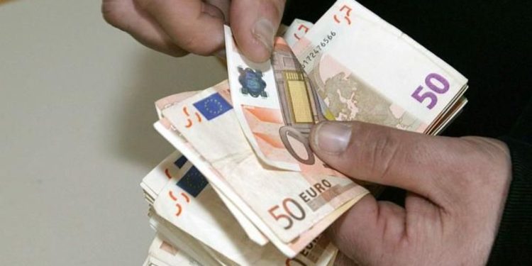 Τον έπεισε να δώσει 5.500 ευρώ για επιστροφή αναδρομικών προσποιούμενος τον τραπεζικό υπάλληλο