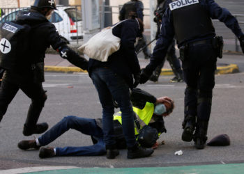 Γαλλία: Ξεκινά η πρώτη δίκη αστυνομικού για βιαιότητες κατά των «Κίτρινων Γιλέκων»