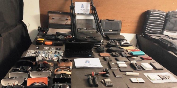 Επ’ αυτοφώρω σύλληψη ηλικιωμένου που κατηγορείται για κλοπές από αυτοκίνητα στη βορειανατολική Αττική
