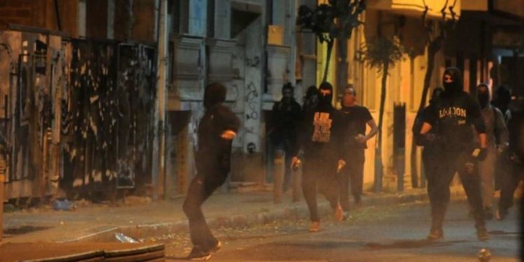 Τραυματίστηκε αστυνομικός έπειτα από επίθεση αγνώστων στα Εξάρχεια