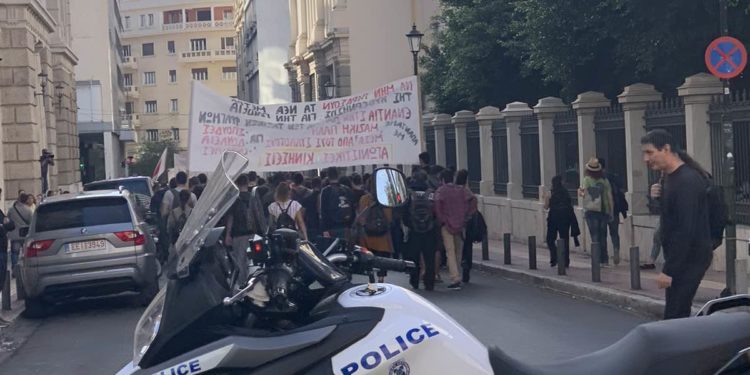 Πορεία φοιτητών στο κέντρο της Αθήνας – Κλειστοί οι δρόμοι (ΦΩΤΟ)