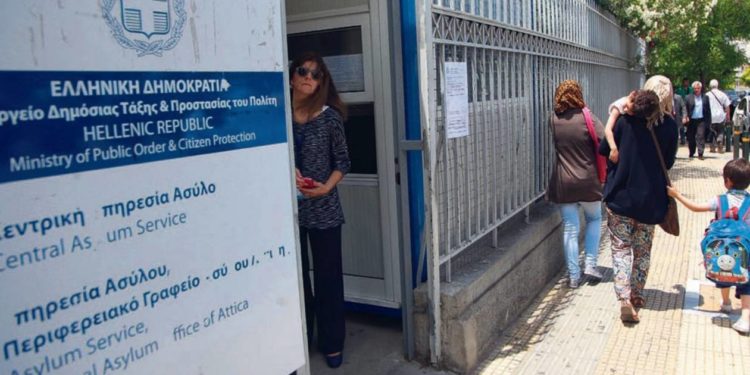 Στάση εργασίας των εργαζόμενων στην Υπηρεσία Ασύλου που διαμαρτύρονται για τις συνθήκες υγιεινής