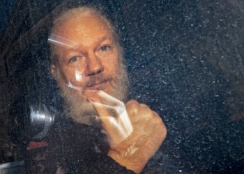 Γιατροί προειδοποιούν πως ο Ασάνζ μπορεί να πεθάνει στη φυλακή αν δεν υποβληθεί σε θεραπεία