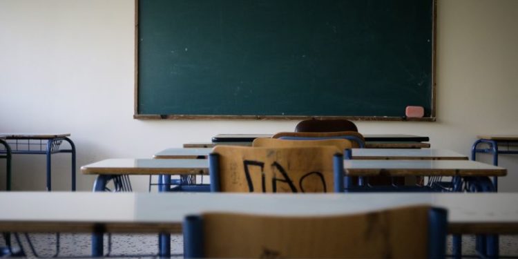 Χαράκωσαν με μαχαίρι προσφυγόπουλο έξω από σχολείο