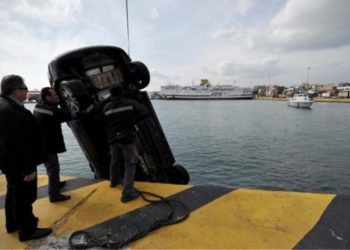Πτώση ΙΧ στο λιμάνι του Πειραιά – Σώος ο άνδρας που επέβαινε στο αυτοκίνητο