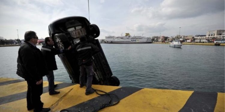 Πτώση ΙΧ στο λιμάνι του Πειραιά – Σώος ο άνδρας που επέβαινε στο αυτοκίνητο