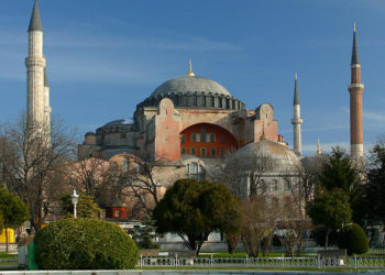 Γενί Σαφάκ: Δικαστήριο μπορεί να μετατρέψει την Αγία Σοφία σε τζαμί