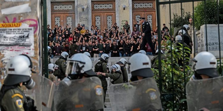 Προφυλακιστέοι οι δύο συλληφθέντες για την «Επαναστατική Αυτοάμυνα» – Τι είπαν στις απολογίες