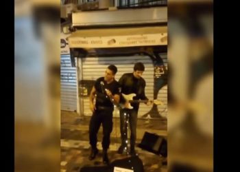 Αστυνομικός τραγουδά με μουσικό του δρόμου – Βίντεο που έγινε viral