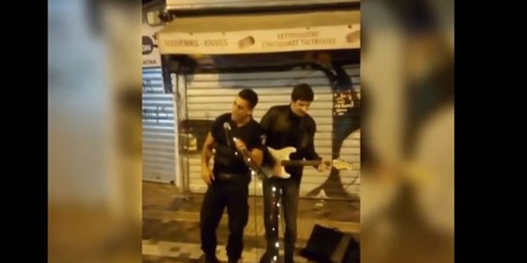Αστυνομικός τραγουδά με μουσικό του δρόμου – Βίντεο που έγινε viral