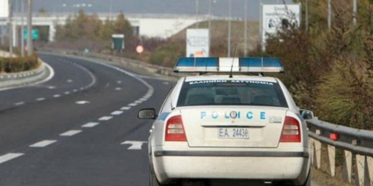 Θεσσαλονίκη: Μετέφερε παράτυπους μετανάστες – Έσπασε ακόμη και μπάρες διοδιών πριν συλληφθεί