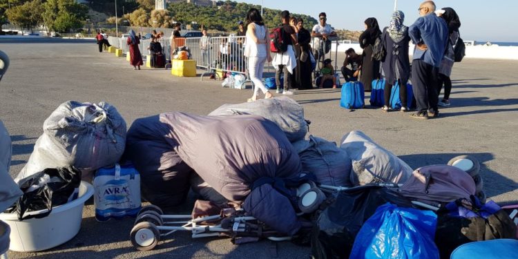 Λέρος: Με κινητοποιήσεις απειλούν οι κάτοικοι λόγω του μεγάλου αριθμού προσφύγων και μεταναστών που φιλοξενούνται στο νησί