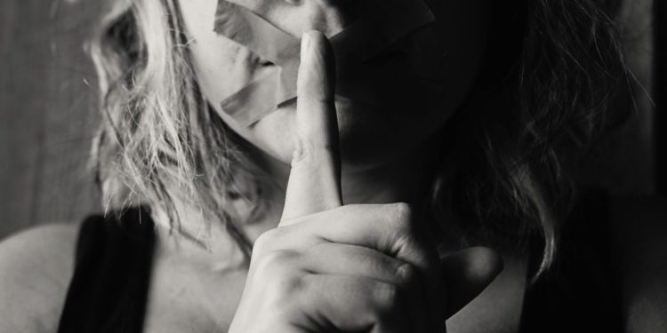 Μεγάλο μέρος των Ιταλών εξακολουθεί να πιστεύει πως οι γυναίκες φέρουν την ευθύνη για τις σεξουαλικές επιθέσεις εναντίον τους